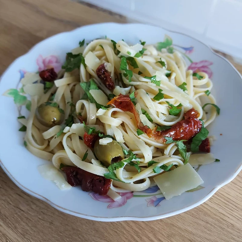 Linguine z suszonymi pomidorami i zielonymi oliwkami.