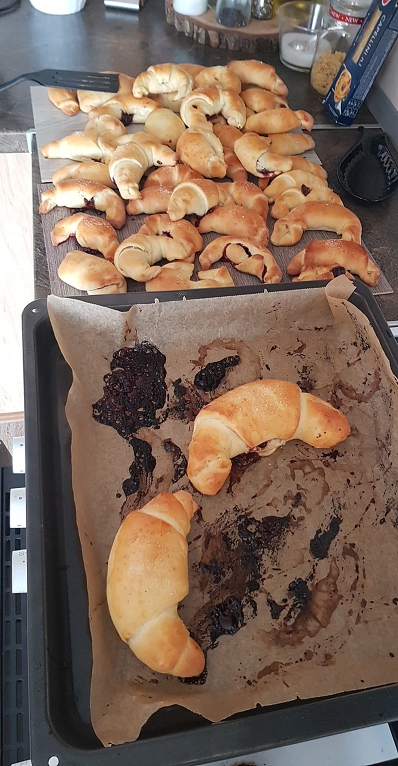 Drożdżowe rogaliki - ciasto z lodówki
