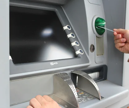 10 złotych za wypłatę gotówki z bankomatu?! Popularne banki zmieniają cenniki opłat!