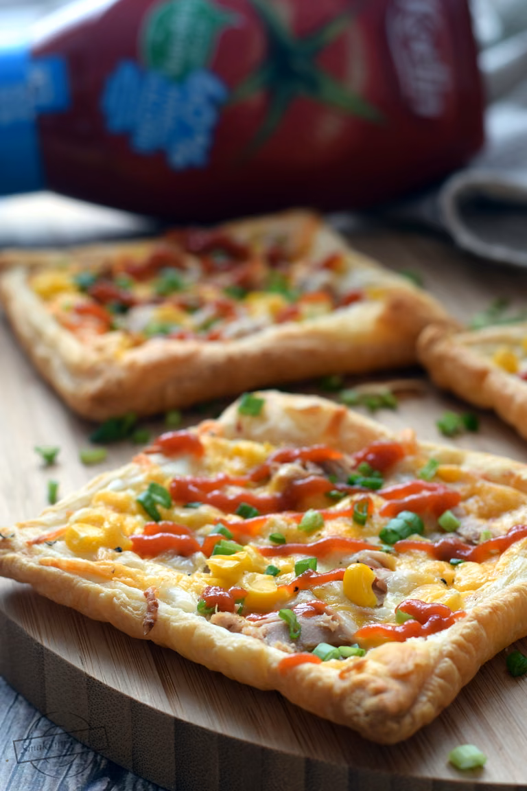 Pizza/zapiekanka z ciasta francuskiego  (z tuńczykiem i kukurydzą)