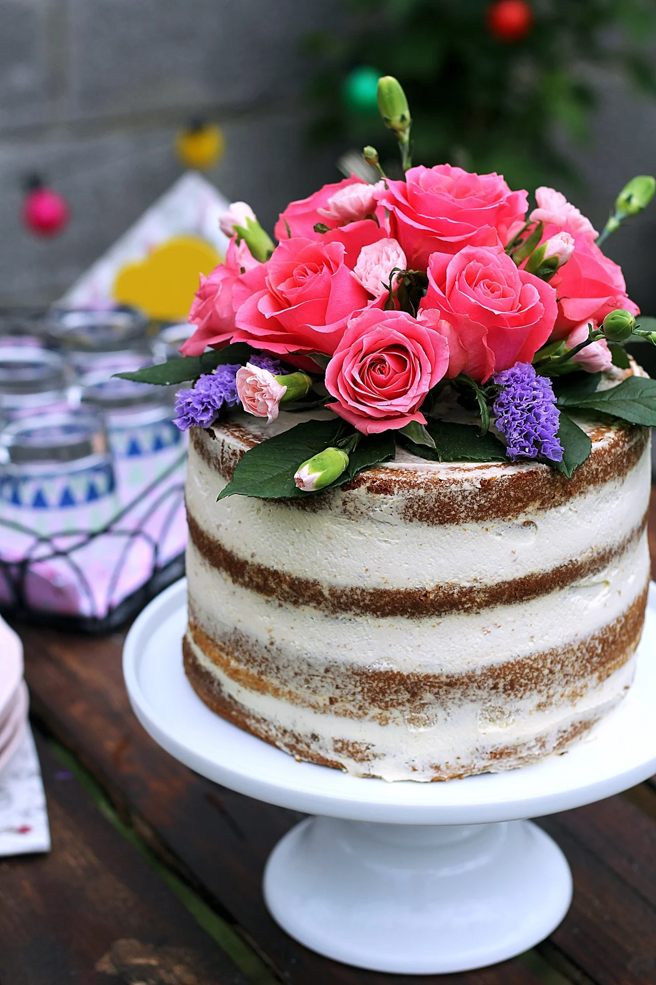 Letni tort z malinami i dekoracją z kwiatów