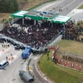 Trwa masowa próba przekroczenia granicy! Migranci tłoczą się przed ogrodzeniem w Bruzgach.