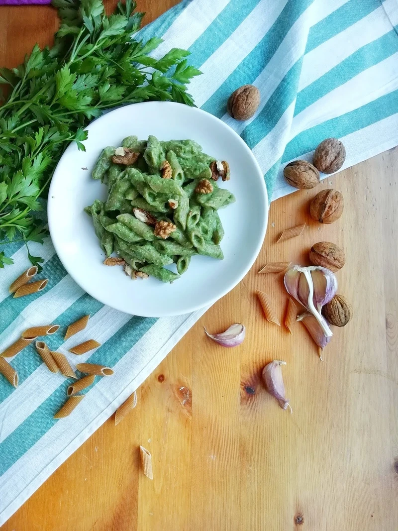 MAKARON Z PESTO Z AWOKADO I BAZYLII