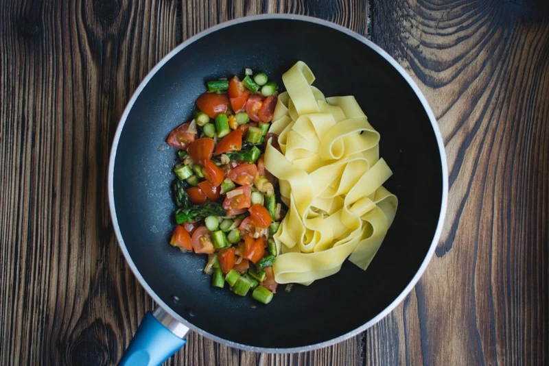 TAGLIATELLE Z POMIDORKAMI I SZPARAGAMI