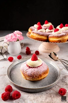 Pączki z malinami i kremem waniliowym