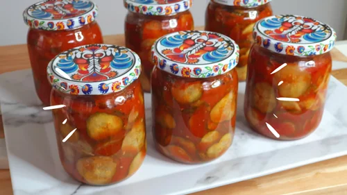 Ogórki w pomidorach, sałatka na zimę do słoików.