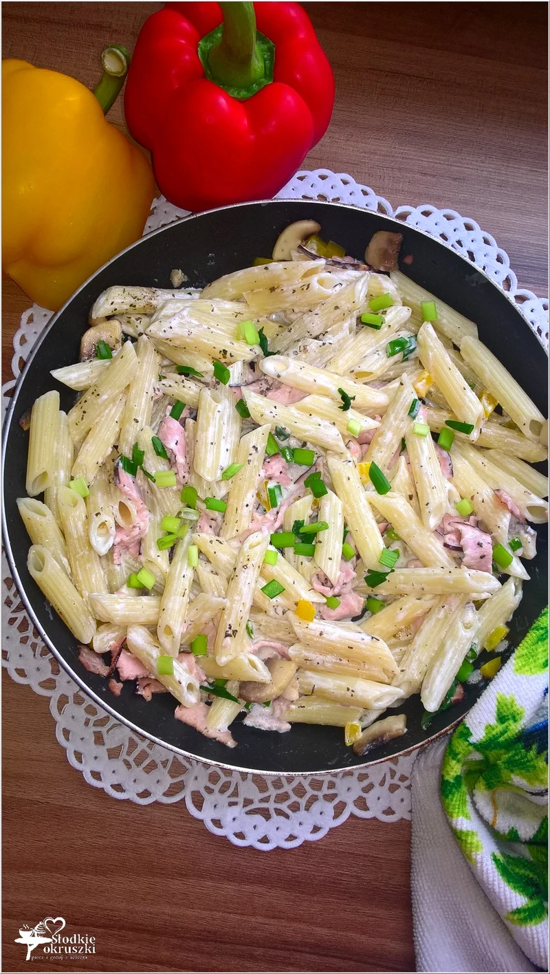 Makaron w sosie śmietanowym z szynką, papryką i pieczarkami