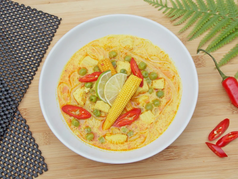 Azjatycka zupa z kurczakiem i czerwoną pastą curry