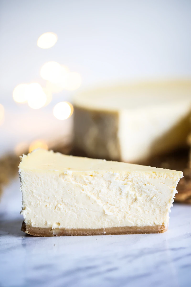 Sernik z białą czekoladą i mascarpone, idealnie kremowy i równy!