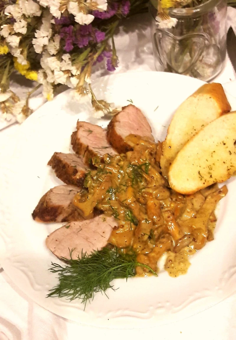Polędwiczki wieprzowe z piekarnika z kurkami w śmietanie