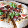 Pizza z beszamelem i figami