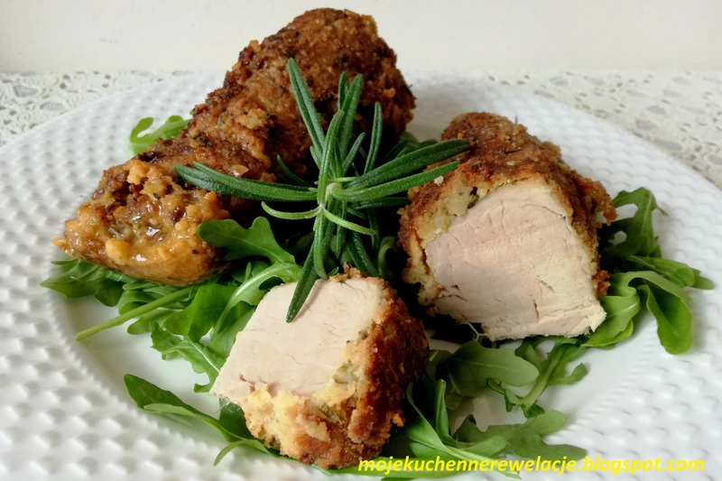 Polędwiczki wieprzowe panierowane w ziołach i parmezanie