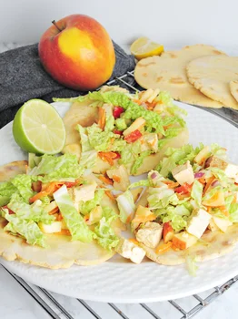 Domowe ciecierzycowe tacos z tofu, jabłkiem i marchewką