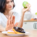 Powinniśmy jeść 300 kcal mniej niż zwykle? Dowiedz się dlaczego