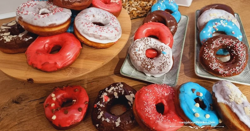 Amerykańskie donuts z lukrem