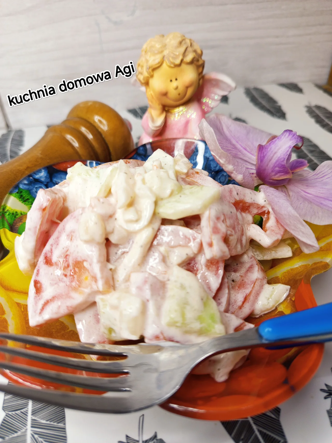 Surówka z cebuli, ogórka gruntowego i pomidorów w śmietanie