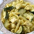 Makaron z cukinią, fasolką szparagową i kurczakiem w sosie curry