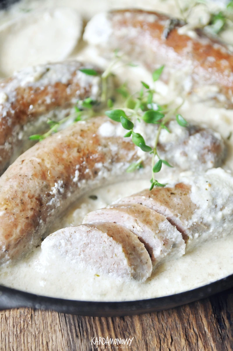 Biała kiełbasa pieczona w sosie chrzanowym