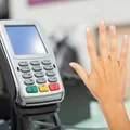 Przyłóż dłoń i zapłać! Rewolucja płatnicza wchodzi do Polski