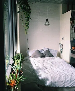 Sypialnia w doświetlonym pomieszczeniu