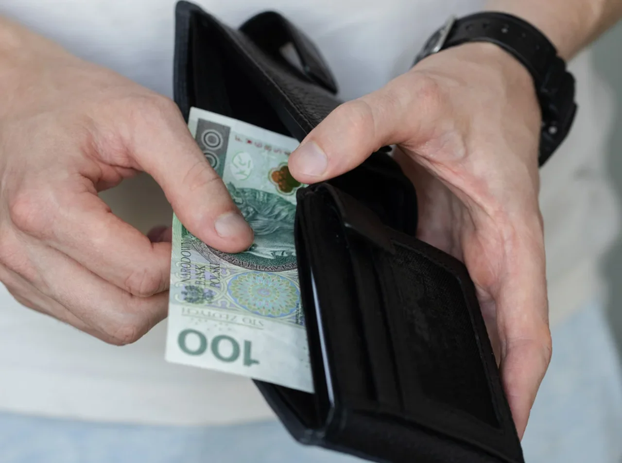 Rząd wycofuje się z rewolucji w pensji minimalnej! Wiele osób nie otrzyma obiecanych podwyżek