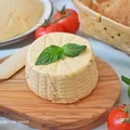 Domowy ser z jogurtu z suszonymi pomidorami i bazylią