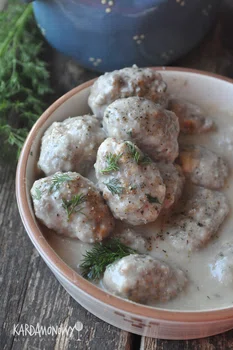 Klopsiki  białej kiełbasy w sosie chrzanowym