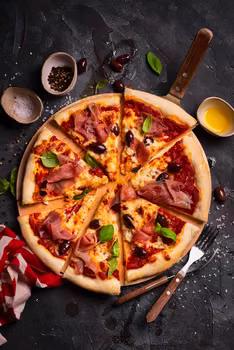 Domowa pizza z szynką parmeńską, oliwkami i mozzarellą