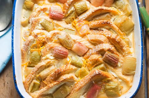 Czerstwe kromki chleba zalewam jajeczną masą! Ten pieczony pudding z rabarbarem to mój popisowy deser!