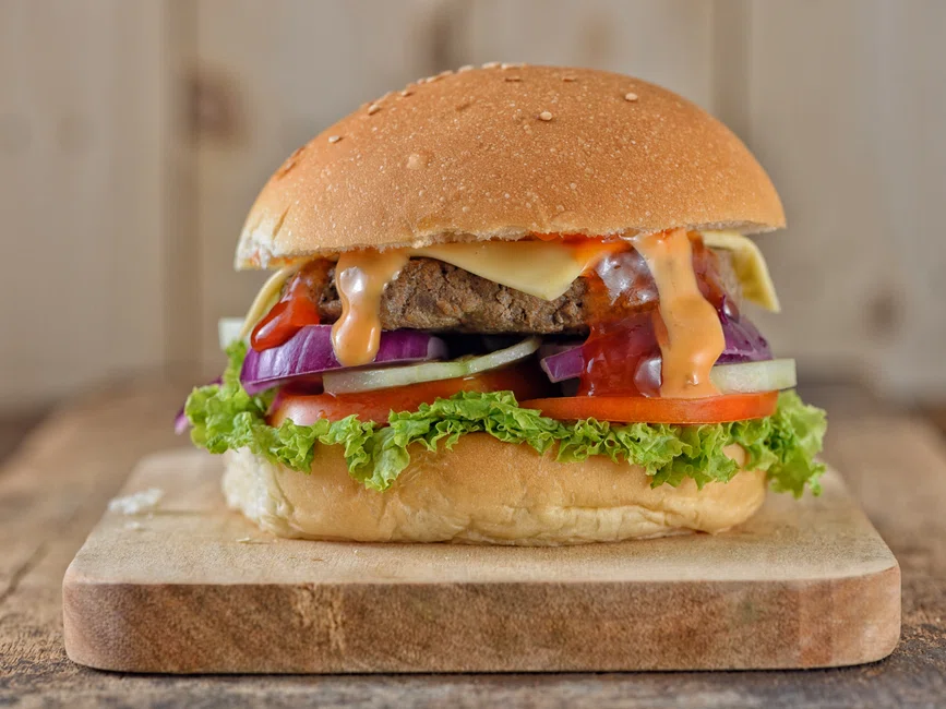 Koniec z wegańskimi burgerami i stekami? Ten kraj wprowadza zakaz