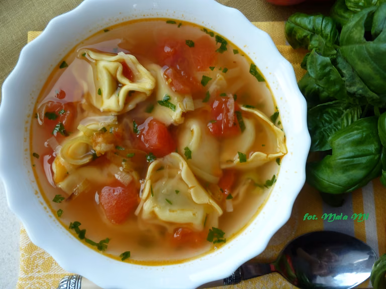 Zupa warzywna z pierożkami tortellini