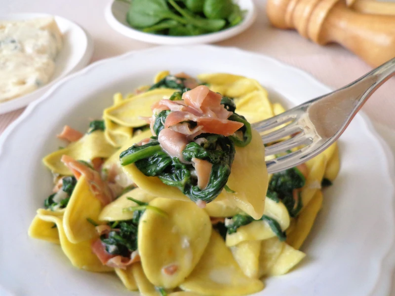 Makaron z kremowym sosem z gorgonzoli, ze szpinakiem i szynką parmeńską