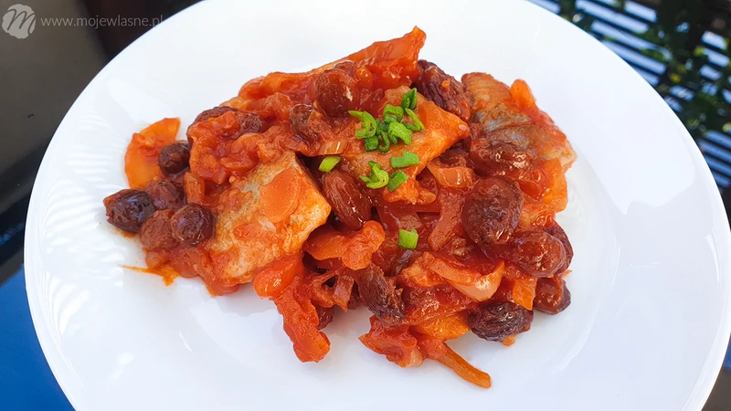 Śledzie z rodzynkami i chilli