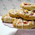 Drożdżówki z rabarbarem i truskawkami
