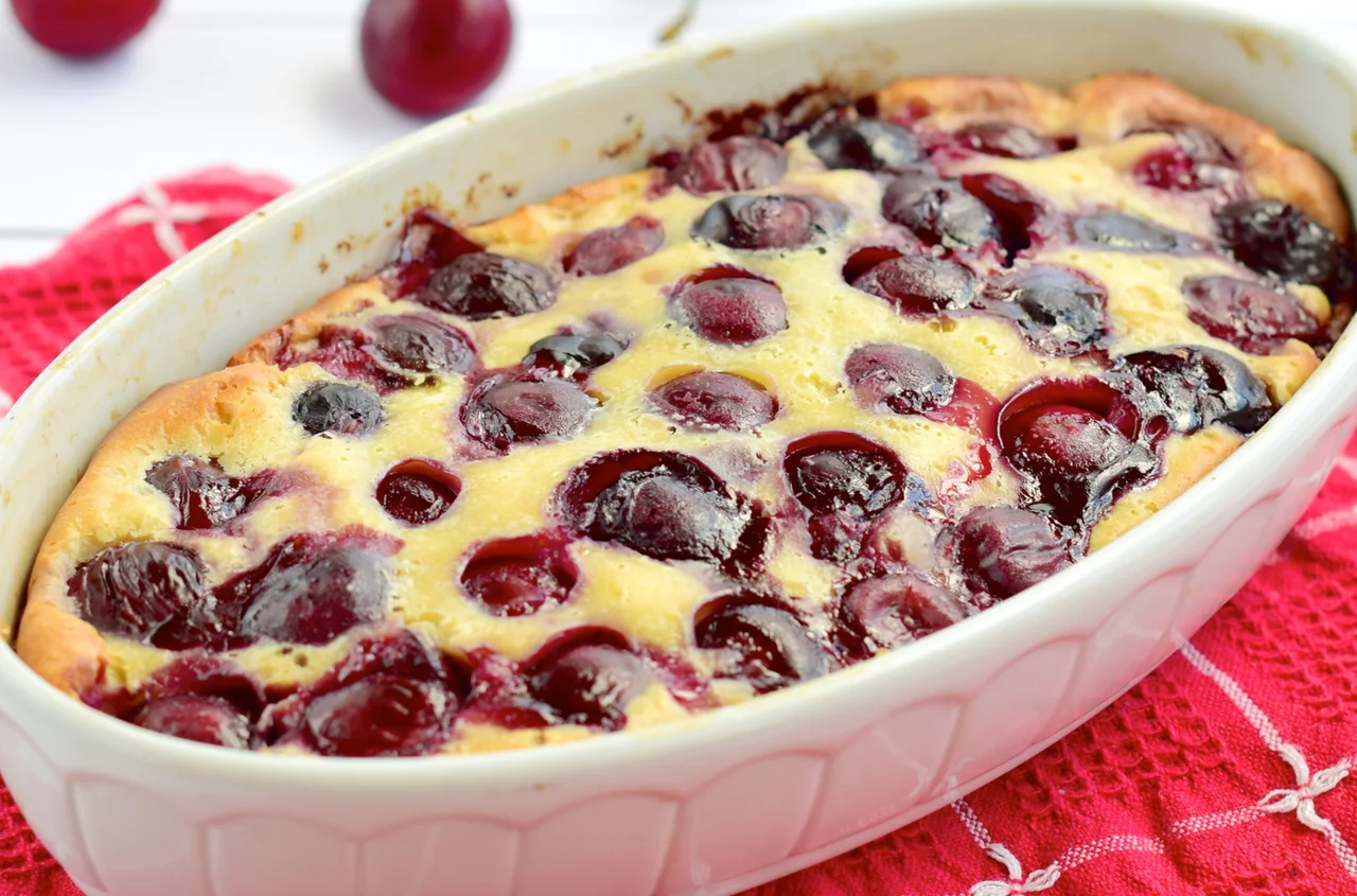 Zalej czereśnie tą masą i upiecz! Prosty, sezonowy deser z piekarnika