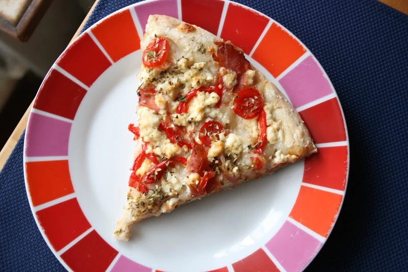 Pizza z wędzonym twarogiem