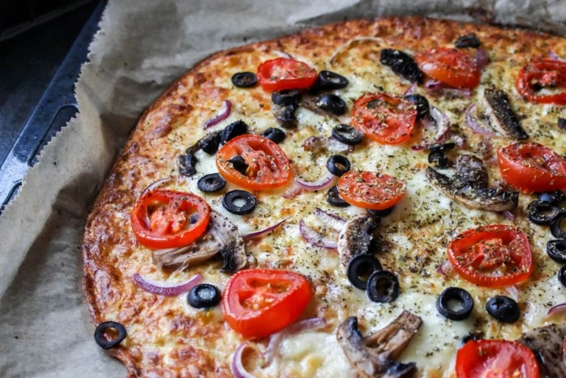 Pizza na spodzie z cukinii