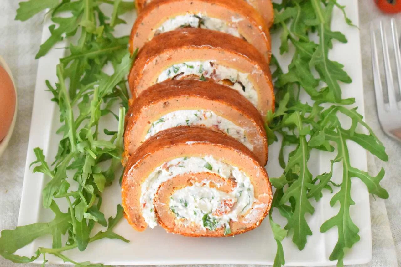 Rolada omletowa z nadzieniem z ricotty, rukoli i suszonych pomidorów