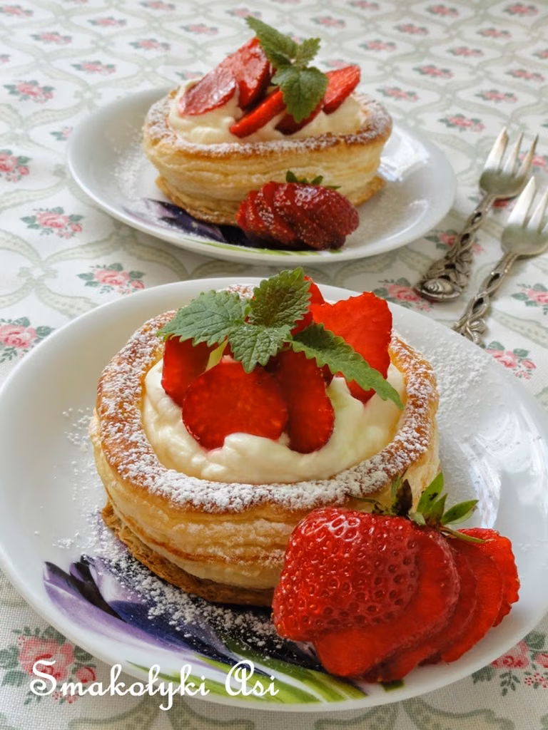 Kruche koszyczki z truskawkami
