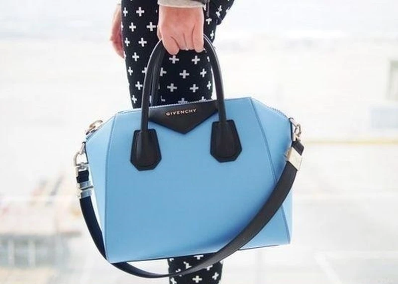 Niebiesko czarna torebka od Givenchy