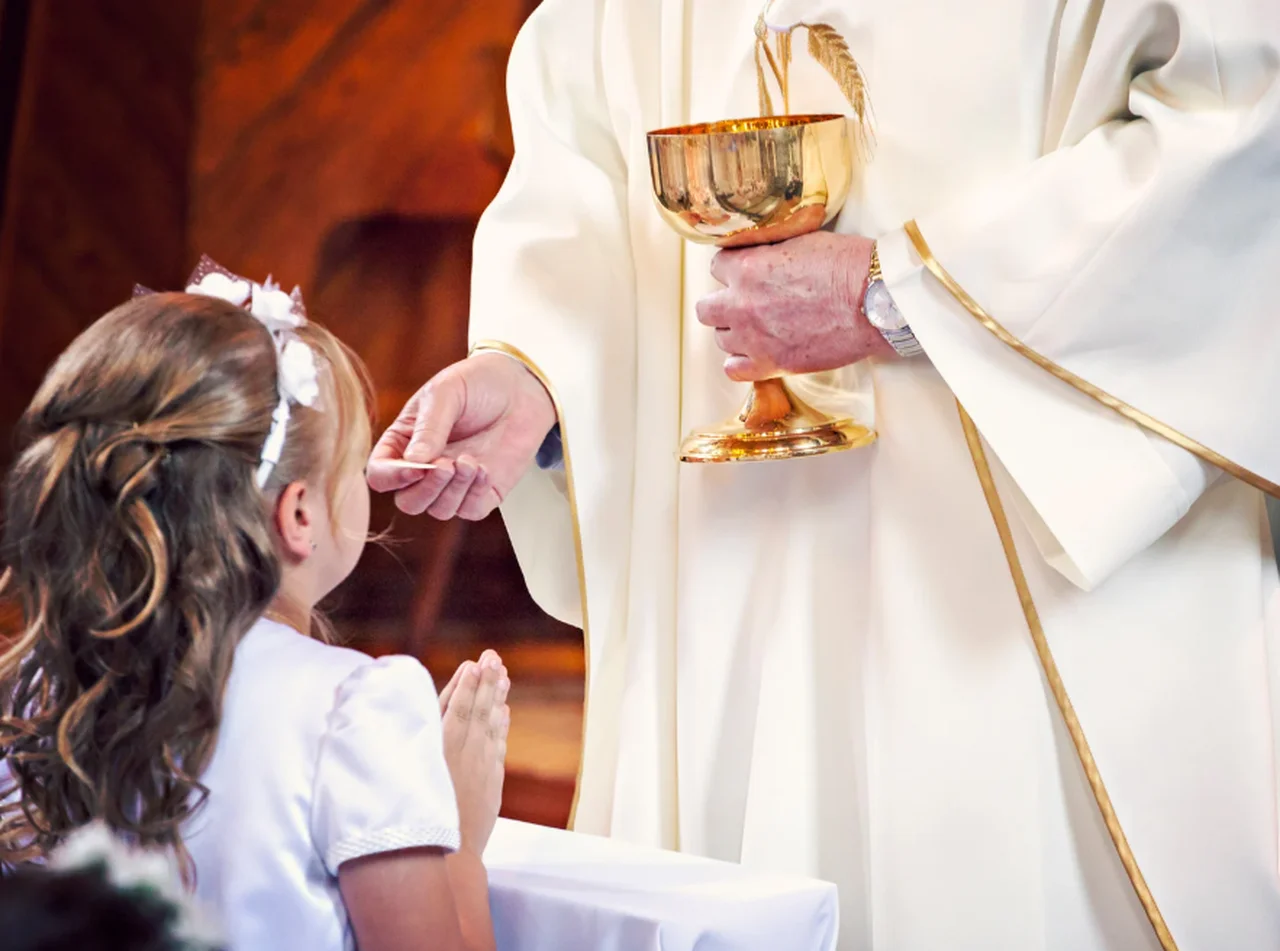 Płatny urlop okolicznościowy na Pierwszą Komunię dziecka. Oto, co mówi o tym polskie prawo