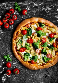 Pizza z kurczakiem curry i brokułami