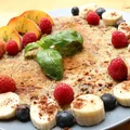 Słodki omlet z owocami