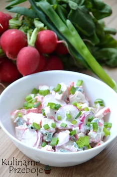 Sałatka z paluszkami surimi i rzodkiewką – to szybka i prosta sałatka do grilla i nie tylko