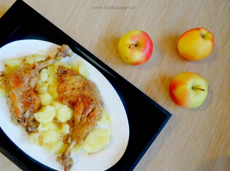 Udka kurczaka duszone z jabłkami