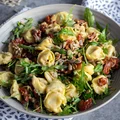Sałatka z tortellini z rukolą i suszonymi pomidorami