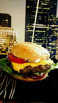 Domowy burger z konfiturą cebulową. Najlepszy!
