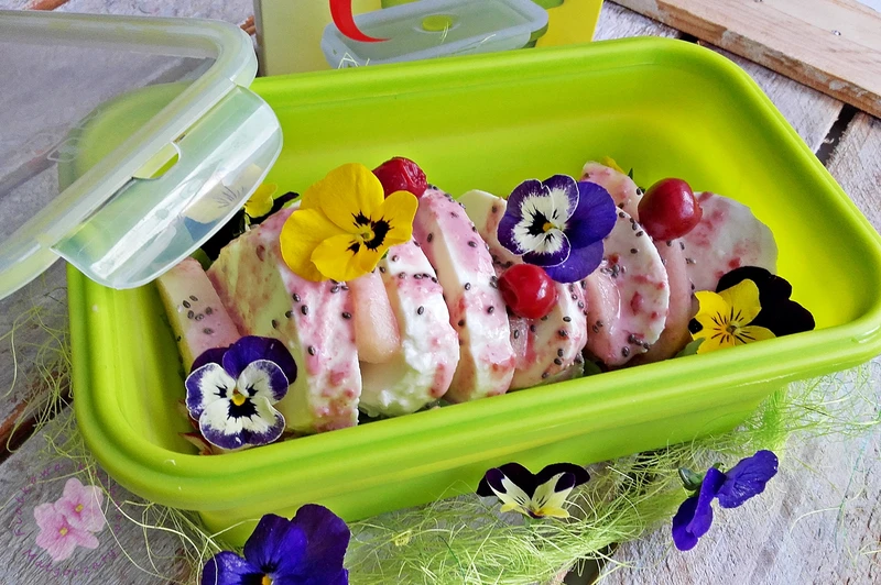 Sałatka z mozzarellą, gruszką i jadalnymi bratkami