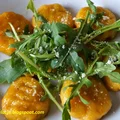 Gnocchi dyniowe z masłem szałwiowym, rukolą i parmezanem