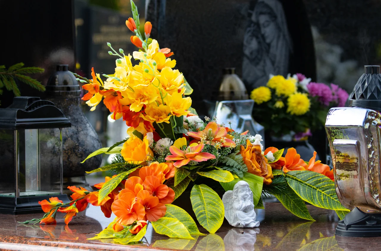 Uwaga na takie stroiki na cmentarz! Ruszyły kontrole i akcja "Stroisz" - sypią się mandaty po 500 złotych